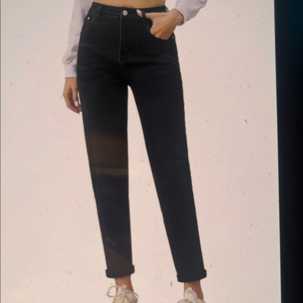 NEWDeep Black Straight Leg Jeans with Relaxed Fit
Boyfriend jeans 4 BNWT